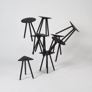 SE16 Pitch Black. "En stabel stole" - Design: Marie Frederiksen og Tinna Sommer
